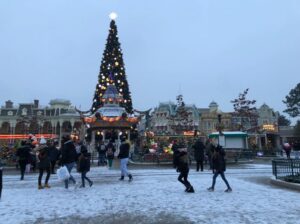 Main Street USA con nieve ligera en Disneyland Paris durante la nevada